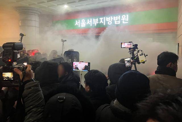 1월 19일 윤석열 전 대통령에 대한 구속영장이 발부되자 서울서부지법에 지지자들이 진입해 소화기를 뿌리며 난동을 부리고 있다. 뉴스1