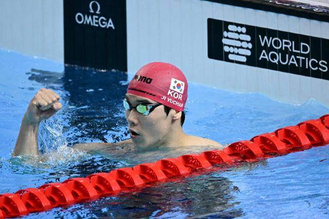 지유찬이 1일 싱가포르 세계수영선수권대회 아레나에서 열린 2025 세계수영연맹 세계선수권대회 남자 자유형 50m 준결선 스윔 오프에서 메이론 아미르 체루티를 꺾고 아시아신기록으로 결선 진출을 확정한 뒤 주먹을 불끈 쥐고 있다. 싱가포르=AFP 연합뉴스