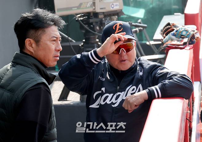 10일 오후 인천SSG랜더스필드에서 열리는 2025 KB0리그 SSG 랜더스와 한화 이글스의 프로야구 시범경기에 앞서 김경문 감독이 더그아웃에서 손혁 단장과 얘기를 나누고 있다. 인천=김민규 기자  /2025.03.10/