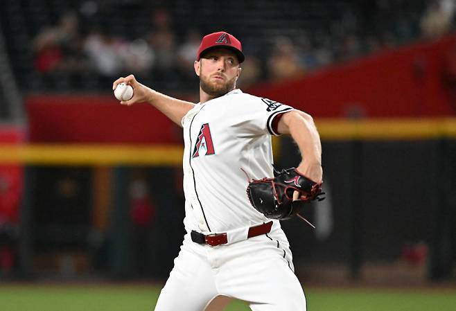 <yonhap photo-1777=""> PHOENIX, ARIZONA - JULY 20: Merrill Kelly #29 of the Arizona Diamondbacks delivers a first inning pitch against the St. Louis Cardinals at Chase Field on July 20, 2025 in Phoenix, Arizona. Norm Hall/Getty Images/AFP (Photo by Norm Hall / GETTY IMAGES NORTH AMERICA / Getty Images via AFP)/2025-07-21 06:03:47/ <저작권자 ⓒ 1980-2025 ㈜연합뉴스. 무단 전재 재배포 금지, AI 학습 및 활용 금지></yonhap>