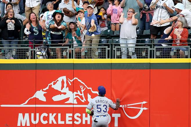 <yonhap photo-3056=""> SEATTLE, WASHINGTON - JULY 31: Adolis Garc?a #53 of the Texas Rangers watches a solo home run hit by Cal Raleigh #29 of the Seattle Mariners during the fifth inning against the Texas Rangers at T-Mobile Park on July 31, 2025 in Seattle, Washington. Steph Chambers/Getty Images/AFP (Photo by Steph Chambers / GETTY IMAGES NORTH AMERICA / Getty Images via AFP)/2025-08-01 14:00:07/ <저작권자 ⓒ 1980-2025 ㈜연합뉴스. 무단 전재 재배포 금지, AI 학습 및 활용 금지></yonhap>