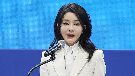 김건희 여사가 `2023 서울국제도서전' 개막식에 참석해 축사를 하고 있다. 대통령실사진기자단