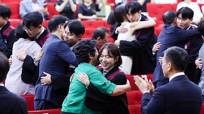 신임 검사들이 부모님과 포옹을 하고 있다. 뉴스1