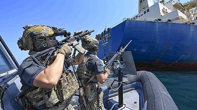 검문검색대 대원들이 고속단정에 탑승하여 피랍 상선으로 가정한 선박으로 접근하고 있다. 사진 해군