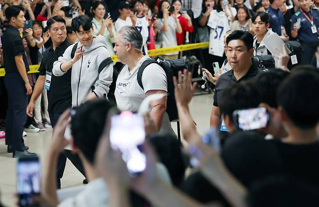 토트넘 손흥민이 1일 인천국제공항 제1터미널을 통해 입국하며 팬들에게 손을 흔들고 있다. [연합뉴스]