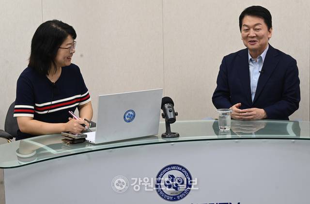 ▲ 국민의힘 안철수 당대표 후보가 31일 강원도민일보를 방문, 본사 스튜디오에서 박지은 정치부장과 인터뷰를 하고 있다. 김정호 기자