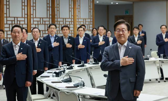 ▲ 이재명 대통령이 1일 서울 용산 대통령실 청사에서 열린 전국 시도지사 간담회에서 시도지사들과 국기에 경례하고 있다. 연합뉴스