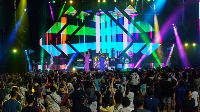 ▲ 피서객들이 2025 경포 썸머 페스티벌에서 밤더위를 날리고 있는 모습. 강릉시 제공