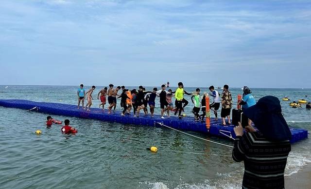 ▲ 피서객들이 해수욕장에서 다양한 이벤트에 참여하며 더위를 날리고 있는 모습. 강릉시 제공