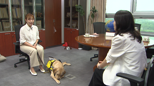 시각장애인 김예지 국회의원과 안내견 태백이