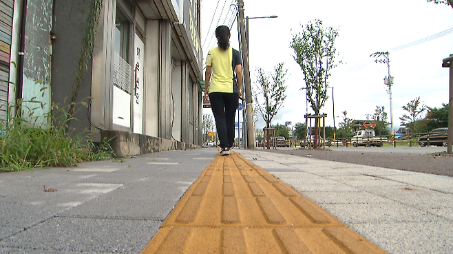 시각장애인 최명애 씨가 인도 점자블록 위를 걷고 있다.