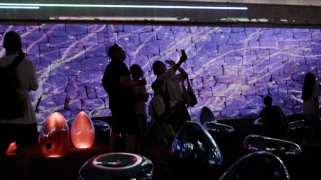 DDP 이간수문 앞에서 '서울라이트 DDP' 행사를 즐기고 있는 시민들. /서울디자인재단