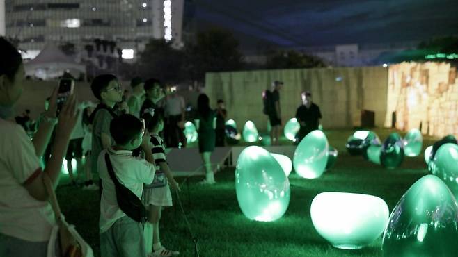 LED 조형물 ‘Light Drops’를 즐기고 있는 시민들. /서울디자인재단