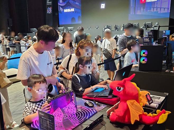1일 오전 경기 성남시 판교 현대백화점에서 열린 로블록스 팝업스토어에서 가족 관람객들이 게임을 시연해보고 있다. 사진=박수빈 기자