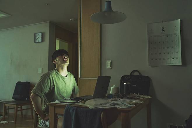 7월 18일 공개된 영화 84㎡(제곱미터)에서 배우 강하늘은 서울에 전용면적 84㎡를 주택담보대출을 받아 매입한 '영끌족'을 연기했다. 사진=넷플릭스