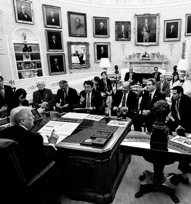 도널드 트럼프 미국 대통령(맨 왼쪽 앞)이 22일(현지시간) “일본이 미국에 5500억달러를 투자하기로 했다”고 밝혔다. 트럼프 대통령 앞에 놓인 패널에 당초 적혀 있던 ‘$400B(4000억달러)’가 550으로 수정돼 있다. / 버지니아 폭스 미국 하원의원 SNS