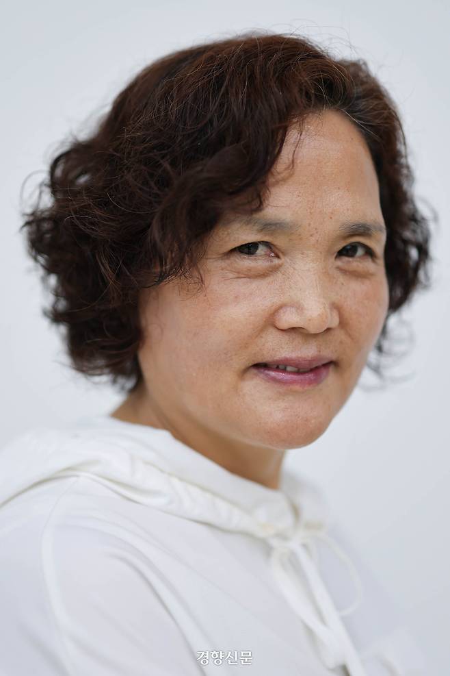 산업재해 유가족 김미숙씨(57)가 지난 18일 서울 중구 경향신문사에서 카메라를 보고 있다. 성동훈 기자