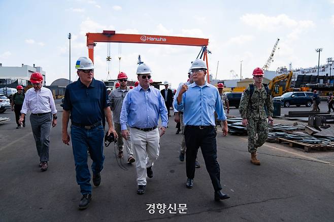 왼쪽부터 러셀 보트 백악관 예산관리국장, 존 펠란 미 해군성 장관, 데이비드 김 한화필리조선소 대표가 지난달 30일(현지 시간) 미국 펜실베니아주 필라델피아 한화필리조선소를 둘러보고 있다. 한화그룹 제공