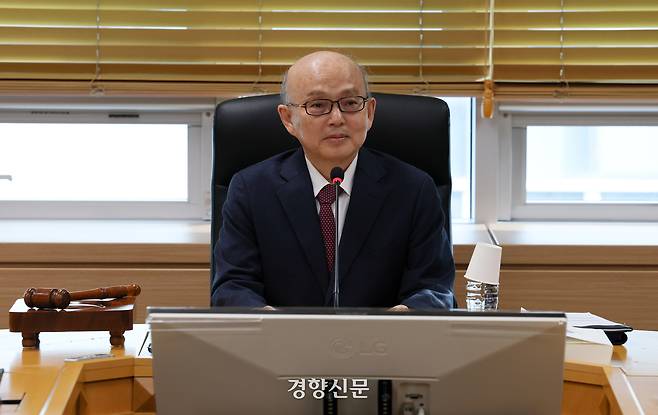 안창호 국가인권위원장이 지난 3월 6일 서울 중구 국가인권위원회에서 열린 6차 상임위에 참석하고 있다. 권도현 기자