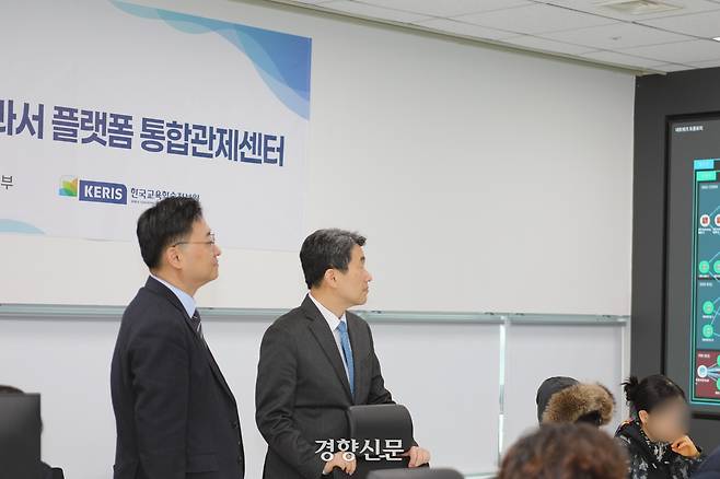 이주호 전 교육부 장관(오른쪽)이 지난 2월 한국교육학술정보원에서 인공지능(AI) 디지털교과서 도입 상황을 점검하고 있다. 한국교육학술정보원 제공