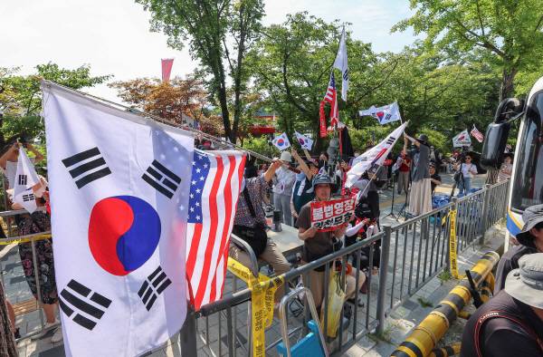 김건희 여사 관련 의혹을 수사하는 민중기 특별검사팀이 1일 윤석열 전 대통령에 대한 체포영장 집행에 나자 서울구치소 앞에서 지지자들이 항의 시위를 하고 있다. 연합뉴스