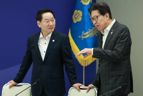 대한민국시도지사협의회장 유정복 인천광역시장(왼쪽)과 박형준 부산광역시장이 1일 서울 용산 대통령실 청사에서 열린 전국 시도지사 간담회 시작에 앞서 논의하고 있다. 2025.8.1 연합뉴스