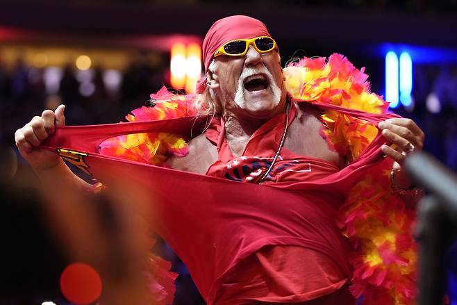 Hulk Hogan rips his shirt before Republican presidential nominee former President Donald Trump speaks at a campaign rally at Madison Square Garden, Oct. 27, 2024, in New York. [AP/YONHAP]