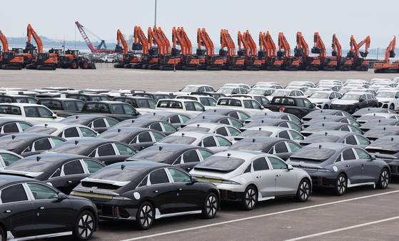 Export-bound vehicles are lined up at Pyeongtaek Port in Gyeonggi on July 31. [YONHAP]