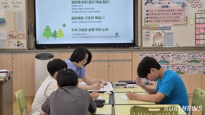 7월31일 경일초 교실에서 유인영 교사가 학생들과 북돋움 수업을 하고 있다. 황인성 기자 &nbsp;