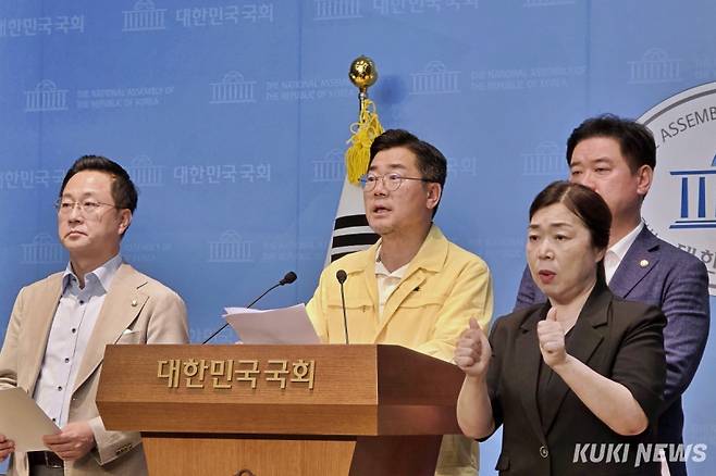 더불어민주당 당 대표 선거에 출마한 박찬대 의원이 지난달 28일 국회에서 기자회견을 열고 ‘내란폭동 집행유예 판결 비판과 전광훈 목사 수사 촉구’ 관련 브리핑을 하고 있다. 김건주 기자