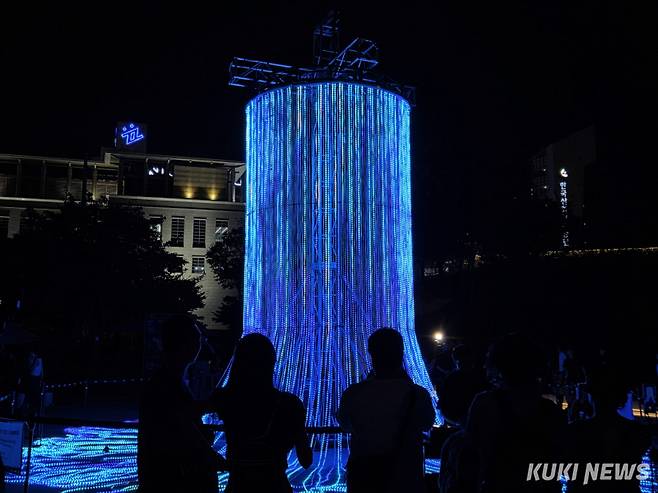 31일 오후 서울 중구 DDP에서 시민들이 팔거리에 설치된 ‘플럭스(Flux)’를 구경하고 있다. 노유지 기자