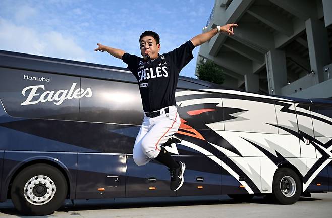 홍창화 한화 이글스 응원단장이 지난 23일 서울 잠실구장에서 열린 2025 KBO리그 두산 베어스와의 경기를 앞두고 한화 선수단 버스 앞에서 응원 포즈를 취한 채 비상하고 있다. 이병주 기자