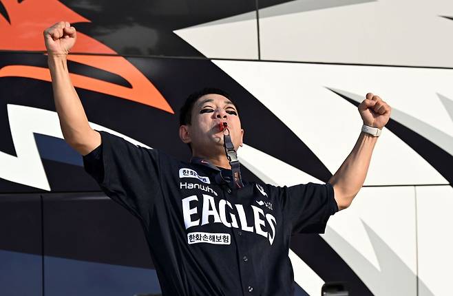 홍창화 한화 이글스 응원단장이 지난 23일 서울 잠실구장에서 열린 2025 KBO리그 두산 베어스와의 경기를 앞두고 호루라기를 불며 응원하는 포즈를 취하고 있다. 이병주 기자