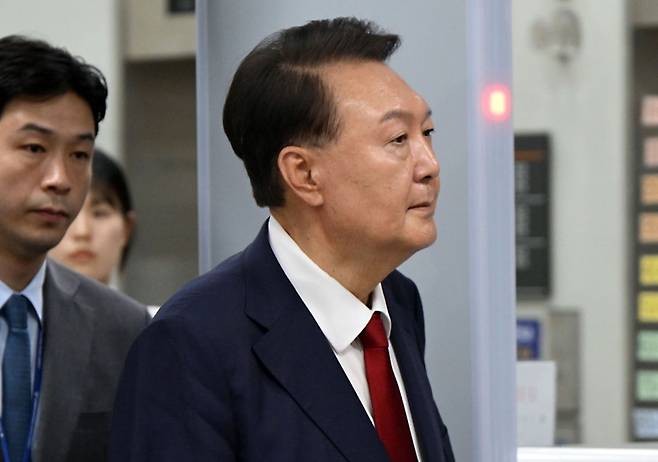 12.3 비상계엄 사태 관련 내란 혐의를 받는 윤석열 전 대통령이 지난달 9일 서울 서초구 서울중앙지방법원에서 구속 전 피의자 심문(영장실질심사)을 마치고 법원을 나서고 있다. 연합뉴스