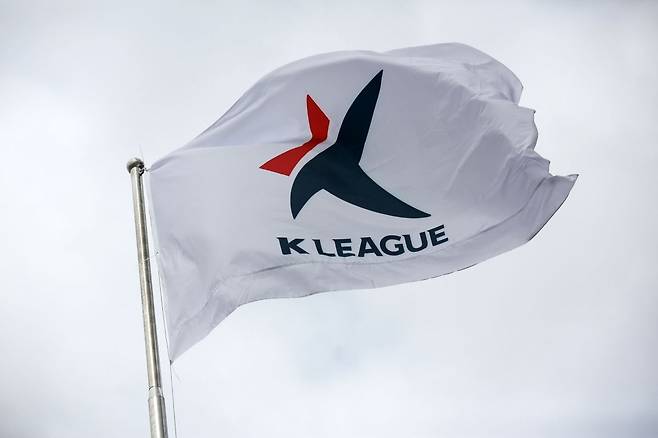 프로축구 K리그 엠블럼 깃발. 한국프로축구연맹 제공