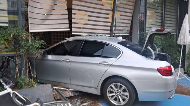 1일 용인 수지구 상현역 인근의 한 식당에 승용차가 돌진한 모습. 용인서부소방서 제공