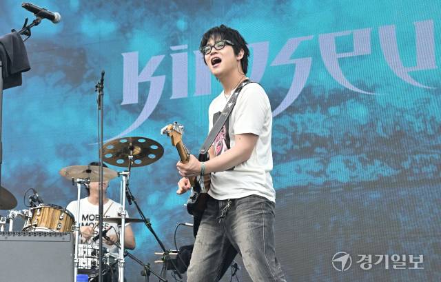 인천펜타포트 락 페스티벌 서드무대 포문을 연 김승주가 열정적인 무대를 선보이고 있다. 홍기웅기자