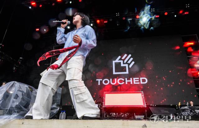 터치드가 첫 곡 ‘Hi Bully’를 선보이고 있다. 윤원규기자