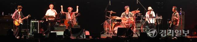 아시안 쿵푸 제네레이션이 열띤 무대를 펼치고 있다. 조주현기자