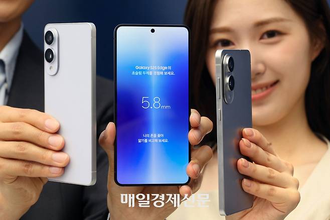 갤럭시 S25 엣지의 두께는 5.8㎜(기본모델 7.2㎜) 수준으로 역대 갤럭시 시리즈 중 가장 얇다. [이충우기자]