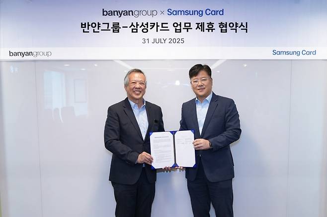 삼성카드는 지난 31일 반얀트리와 서울시 중구에 위치한 삼성카드 본사에서 상호 협력을 위한 업무협약을 체결했다고 밝혔다.  삼성카드와 반얀트리는 이번 협약을 계기로 회원 전용 예약사이트를 구축하고, 공동 마케팅 등을 진행할 예정이다. 김대순 부사장(삼성카드 마케팅본부장)과 반얀트리 아태 세일즈 부문장 Bobby Ong 부사장(왼쪽)이 기념사진을 촬영하고 있다./사진제공=삼성카드