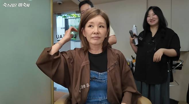 배우 이미숙이 풍성한 헤어스타일 탓에 불거진 '가발설'을 언급하며, 헤어 스타일링 과정을 공개했다./사진=유튜브 채널 '이미숙_숙스러운 미숙씨' 영상