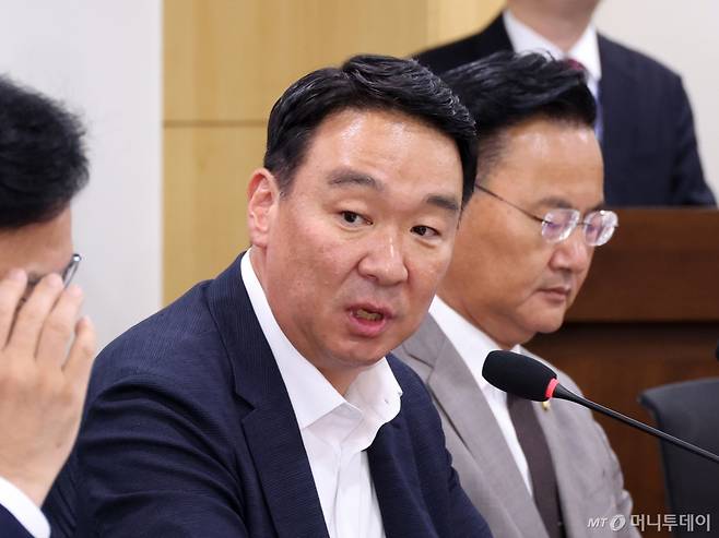 [서울=뉴시스] 김금보 기자 = 정희용 국회 농림축산식품해양수산위원회 국민의힘 간사가 24일 서울 여의도 국회 의원회관에서 열린 '한미 관세협상, 농축산물 시장개방 확대 검토 관련 농민단체 초청 긴급간담회'에서 발언을 하고 있다. 2025.07.24. kgb@newsis.com /사진=김금보
