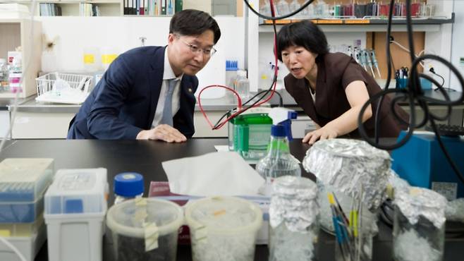 구혁채 과학기술정보통신부 제1차관이 1일 오전 서울 동대문구 경희대학교 박은정 교수 연구실을 방문해 박은정 교수로부터 주요실험장비 및 연구주제에 대해 설명 듣고 있다. 이번 연구현장 방문은 현장중심 정책 실현을 위해 세상을 이루는 '118개 주기율표 원소' 만큼  다양한 과학기술인과 소통하겠다는 구혁채 차관의 '프로젝트(Project) 공감118' 첫 현장행보다. /사진=과학기술정보통신부