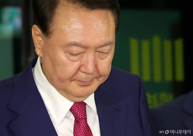 윤석열 전 대통령이 지난달 5일 오후 서울 서초구 서울고등검찰청에 마련된 내란특검 사무실에서 2차 대면 조사를 마친 뒤 귀가하고 있다. /사진=뉴시스