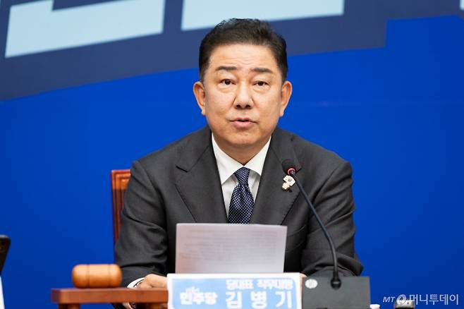 김병기 더불어민주당 대표 직무대행 겸 원내대표가 1일 서울 여의도 국회에서 열린 최고위원회의에서 모두 발언을 하고 있다./사진=뉴스