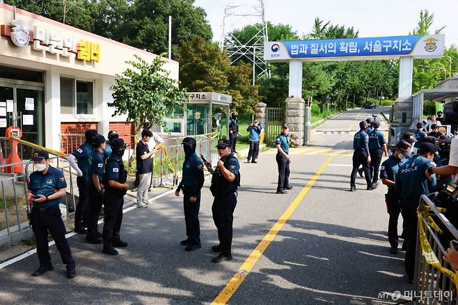 [의왕=뉴시스] 황준선 기자 = 김건희 여사 의혹을 수사하는 민중기 특별검사팀이 윤석열 전 대통령에 대한 채포영장을 집행에 실패한 1일 오전 경기 의왕시 서울구치소에서 경찰이 경계근무를 서고 있다. 2025.08.01. hwang@newsis.com /사진=황준선