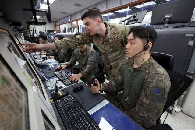 공군방공관제사령부 한·미 장병들이 경기 오산공군기지 내 1MCRC(중앙방공통제소)에서 감시·통제 임무를 수행하고 있다. 국방일보제공