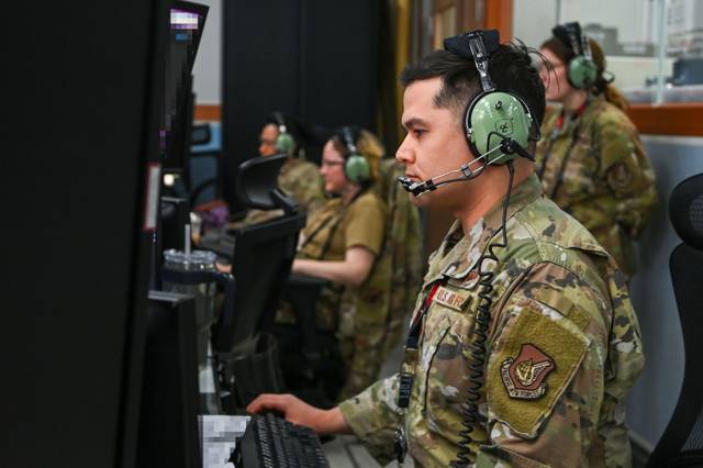 지난 5월 21일 경기도 평택시 오산공군기지 한국항공우주작전본부(KAOC)에서 미 621항공통제대대 통제사들이 항공관제 임무를 수행하고 있다. 공군 제공