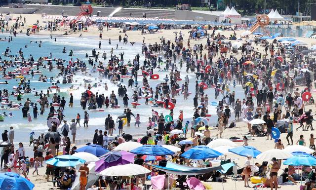 본격적인 여름 피서철인 27일 부산 해운대구 해운대해수욕장에 피서객이 몰려 북적이고 있다. 뉴시스